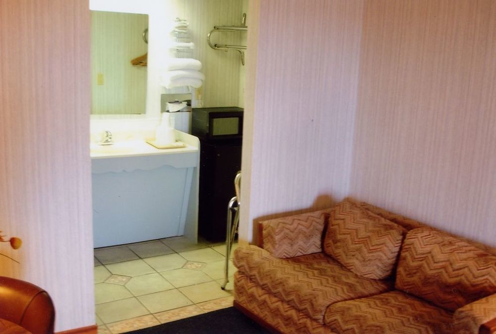 Hillcrest Inn & Suites أوزونا الغرفة الصورة