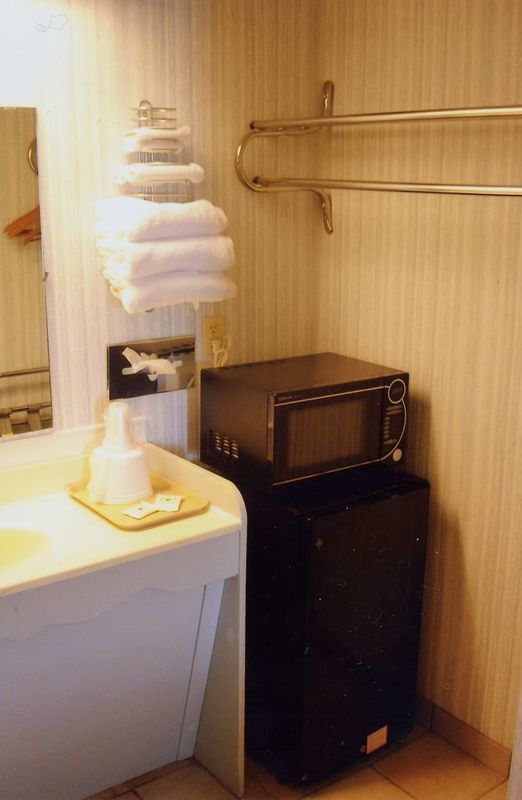 Hillcrest Inn & Suites أوزونا الغرفة الصورة