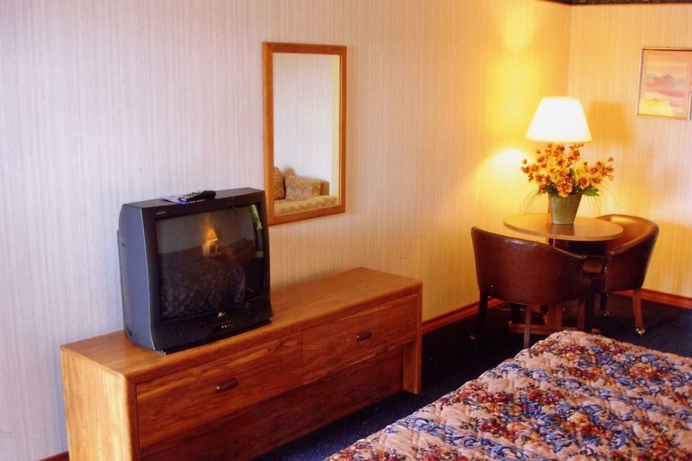 Hillcrest Inn & Suites أوزونا الغرفة الصورة
