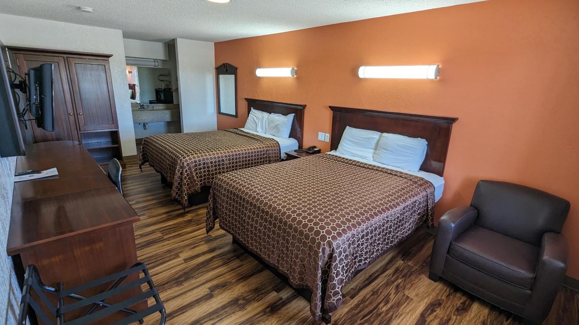 Hillcrest Inn & Suites أوزونا المظهر الخارجي الصورة
