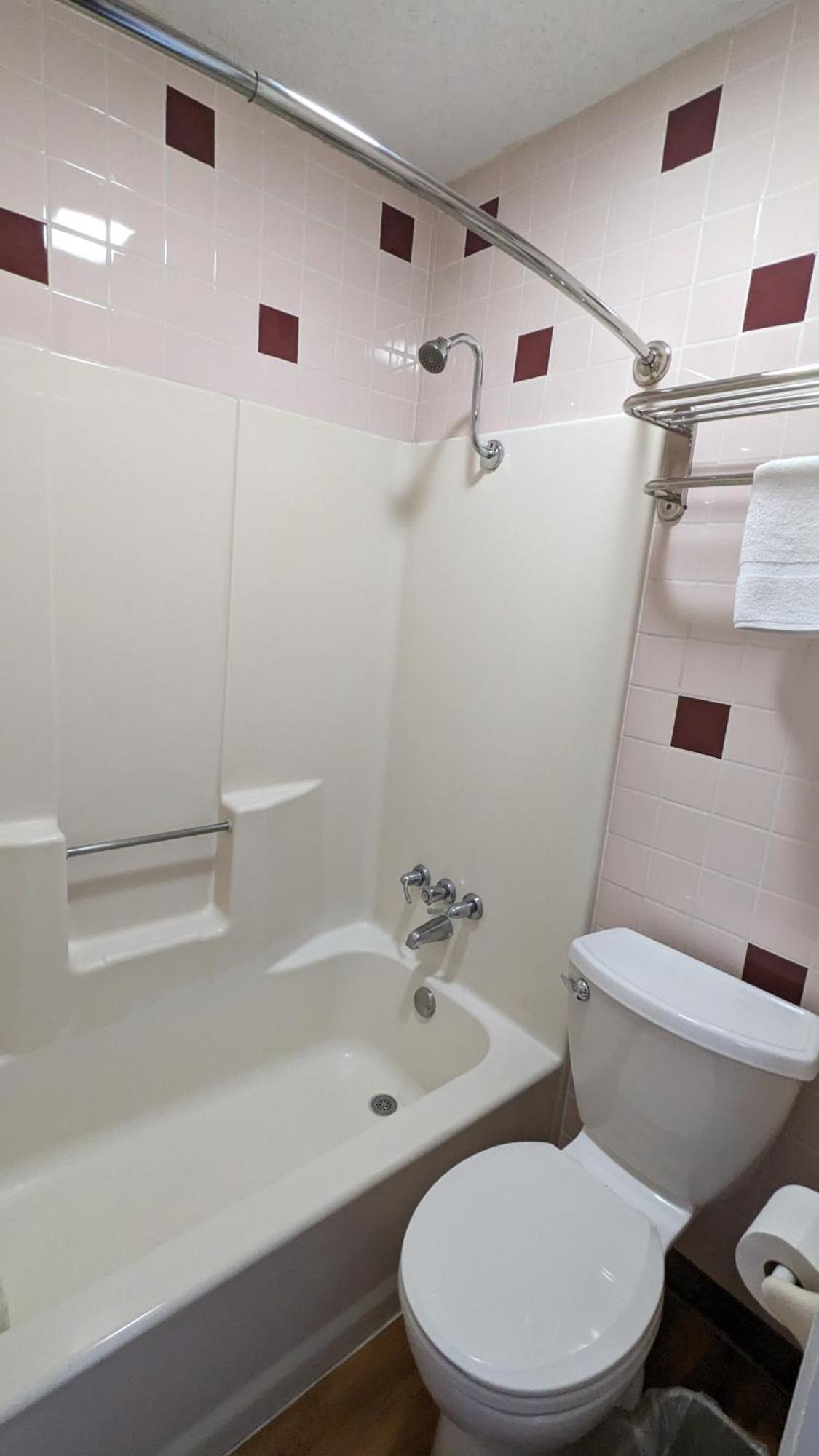 Hillcrest Inn & Suites أوزونا المظهر الخارجي الصورة