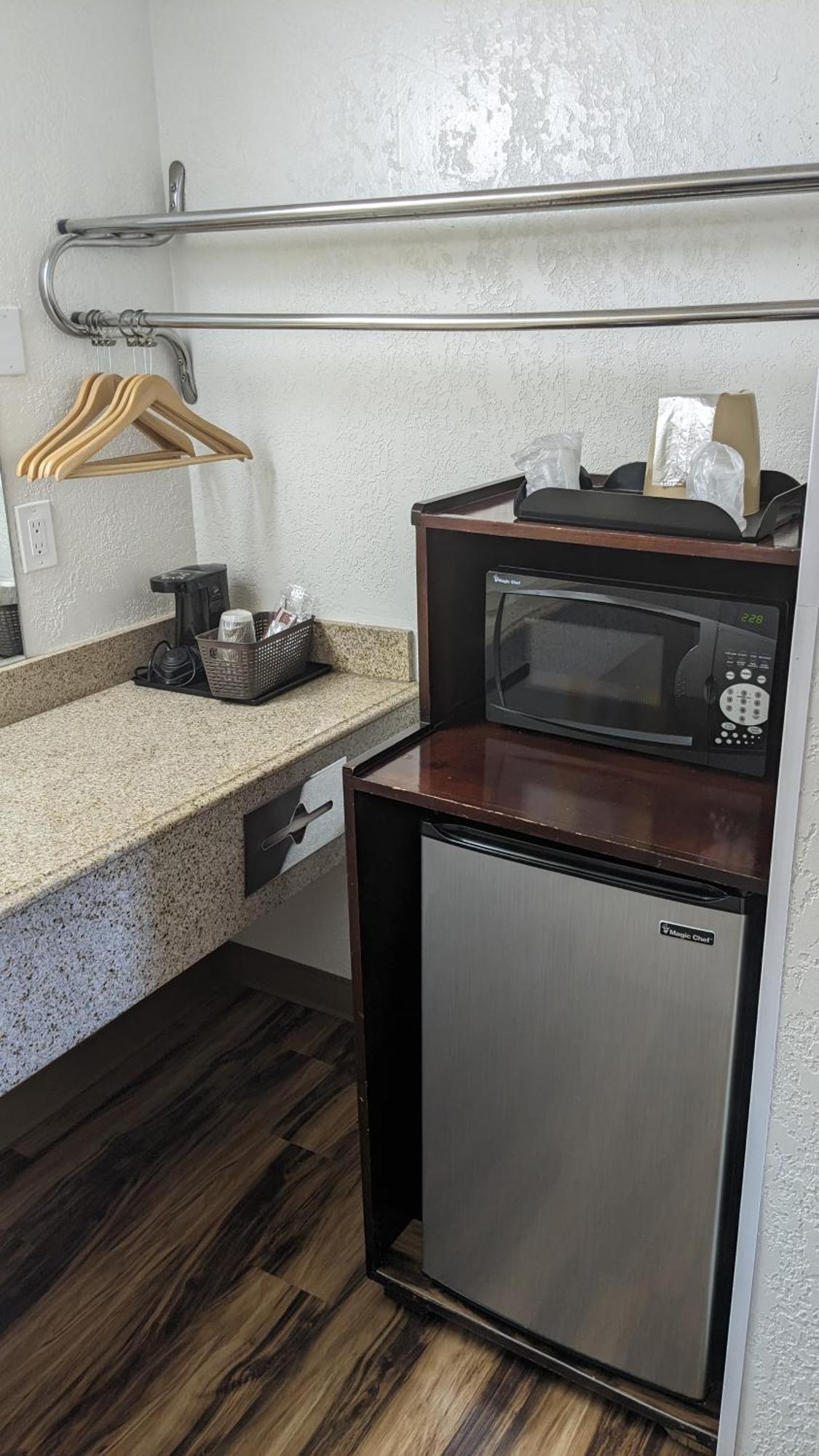 Hillcrest Inn & Suites أوزونا المظهر الخارجي الصورة