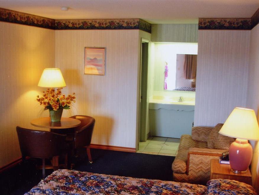 Hillcrest Inn & Suites أوزونا المظهر الخارجي الصورة