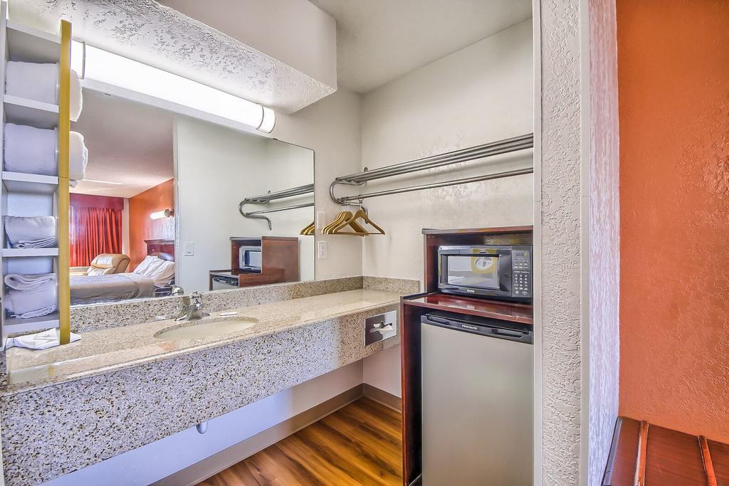 Hillcrest Inn & Suites أوزونا المظهر الخارجي الصورة