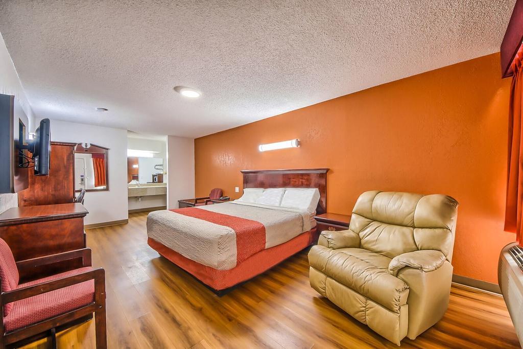 Hillcrest Inn & Suites أوزونا المظهر الخارجي الصورة
