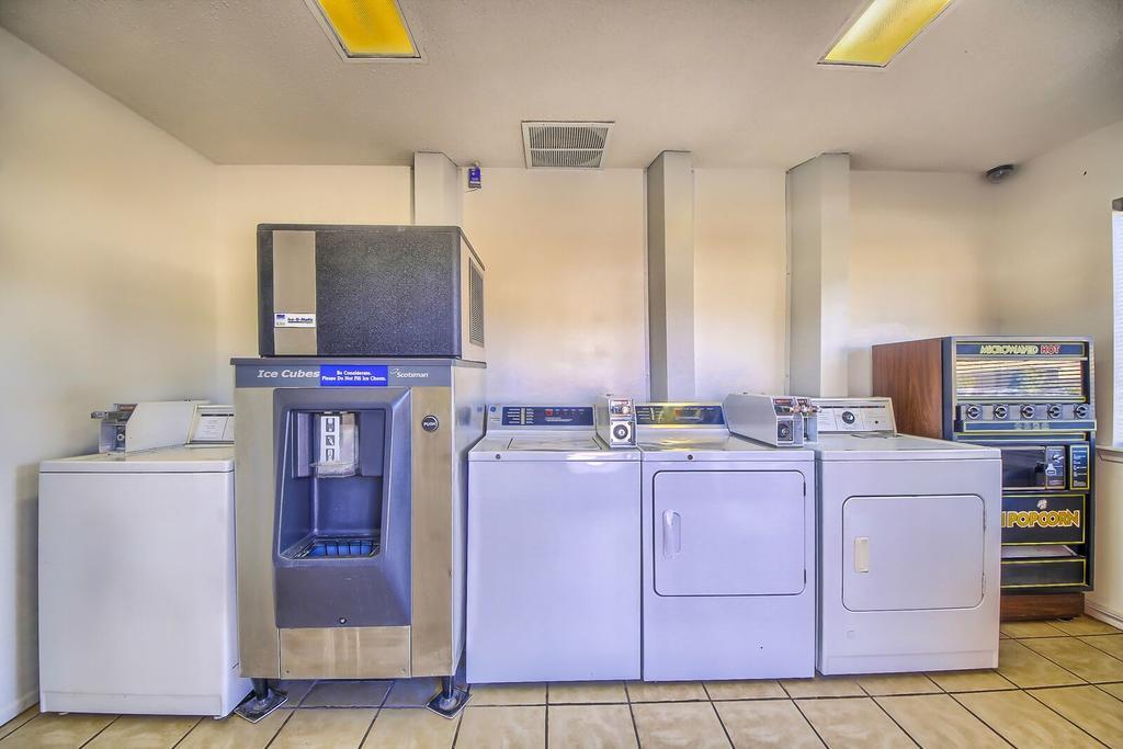 Hillcrest Inn & Suites أوزونا المظهر الخارجي الصورة