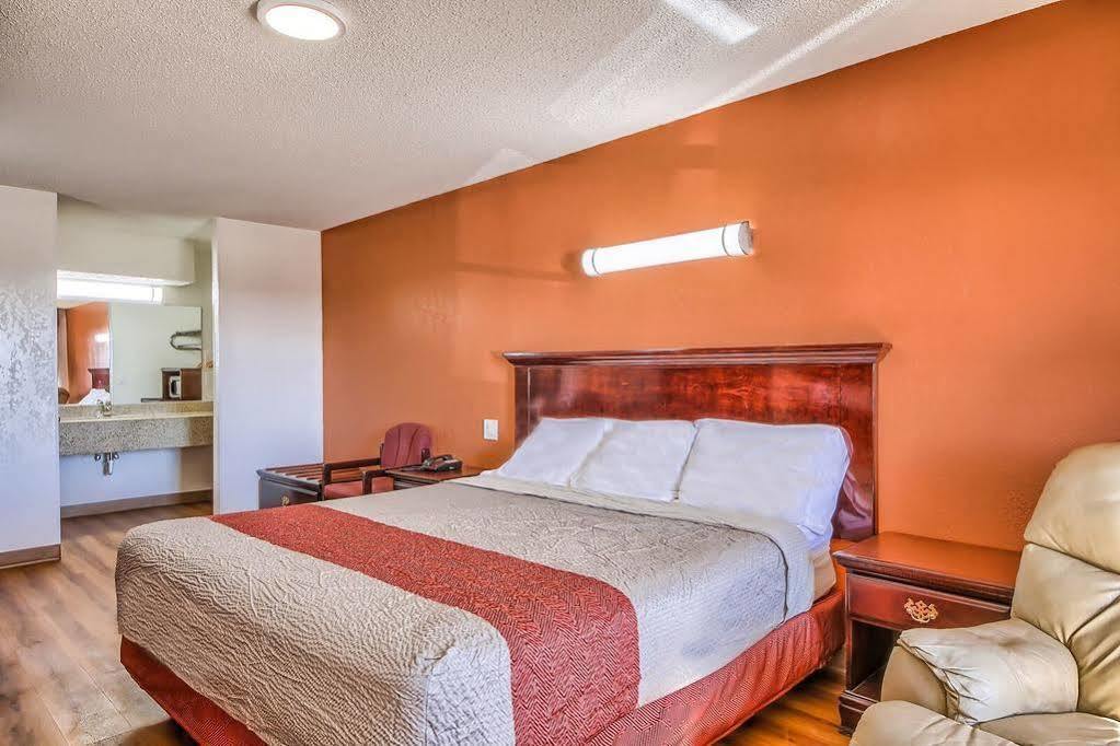 Hillcrest Inn & Suites أوزونا المظهر الخارجي الصورة